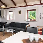 4 Person In Hemmet-by Traum Nyaraló *